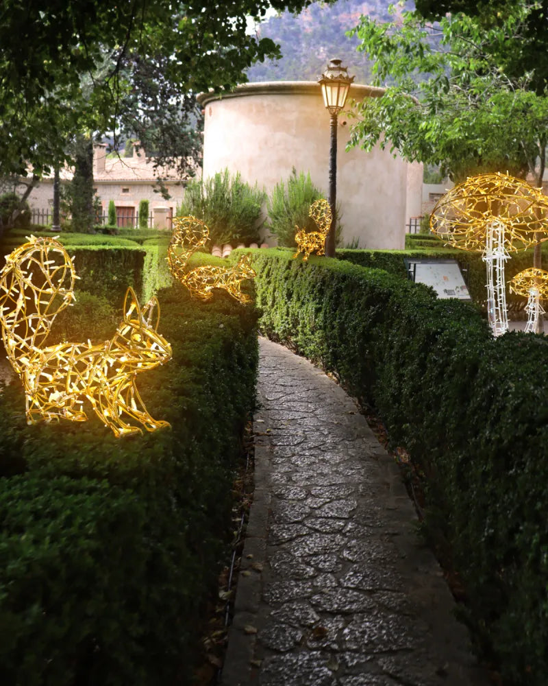 Leuchteichhörnchen – verspielt, elegant & gold leuchtend