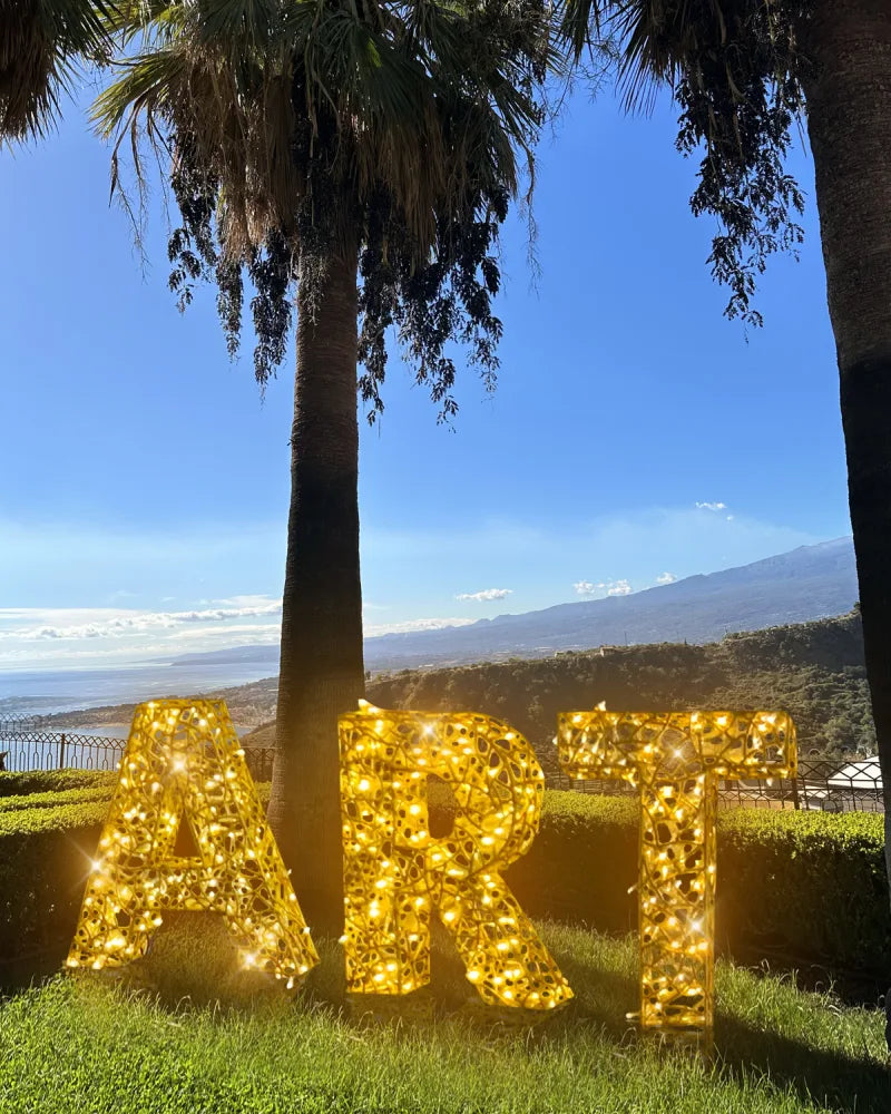 Leuchtbuchstaben aus Aluminium – goldene LED-Buchstaben für Außenbereiche