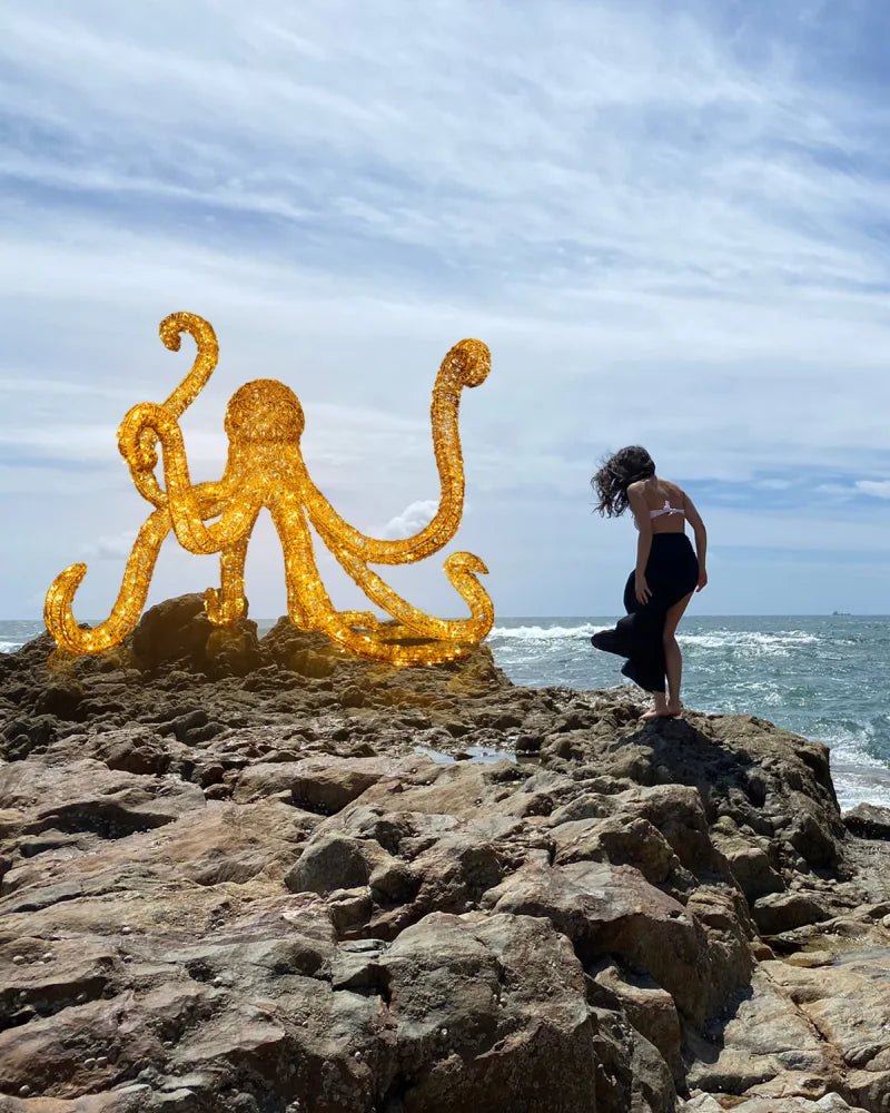 LED-Oktopus aus Aluminium – 130 cm, gold, wetterfeste Lichtfigur für außen