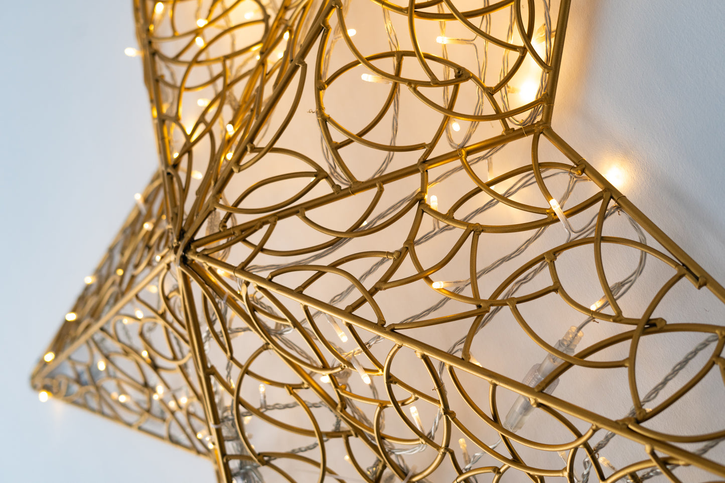 LED-Wandstern in Halbschalenform – klare Linien und symmetrische Struktur, goldfarben, wetterfest