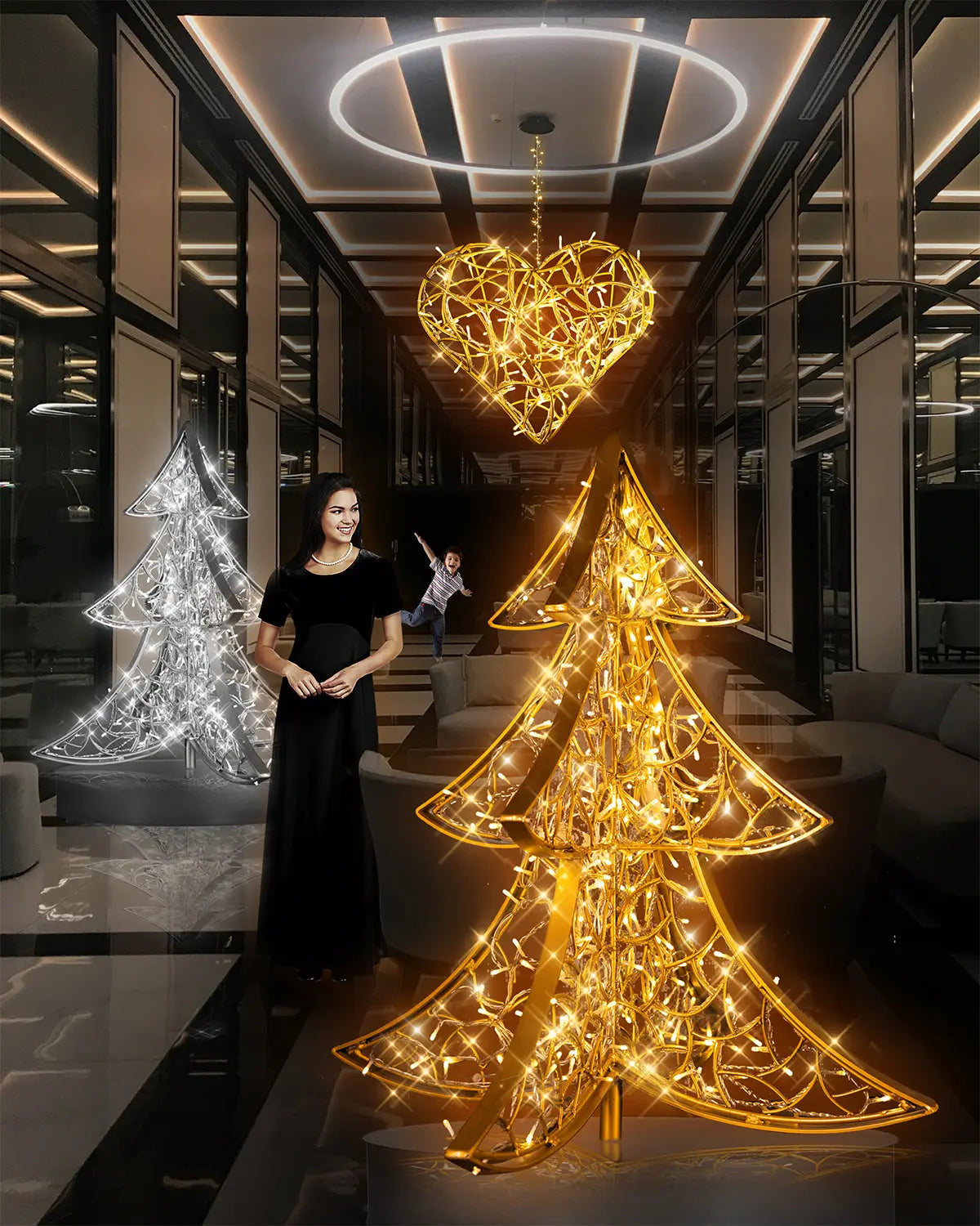 Weihnachtliche Lichtobjekte im Innenraum – goldener und weißer Weihnachtsbaum mit hängendem Herz aus Draht, inszeniert in festlichem Ambiente.