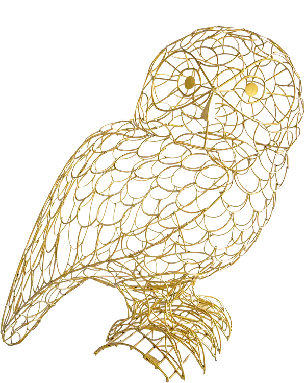 Drahtskulptur einer Eule aus goldfarbener Aluminiumstruktur – stilisiertes Lichtobjekt mit feinem Federrelief und ruhiger Ausstrahlung.