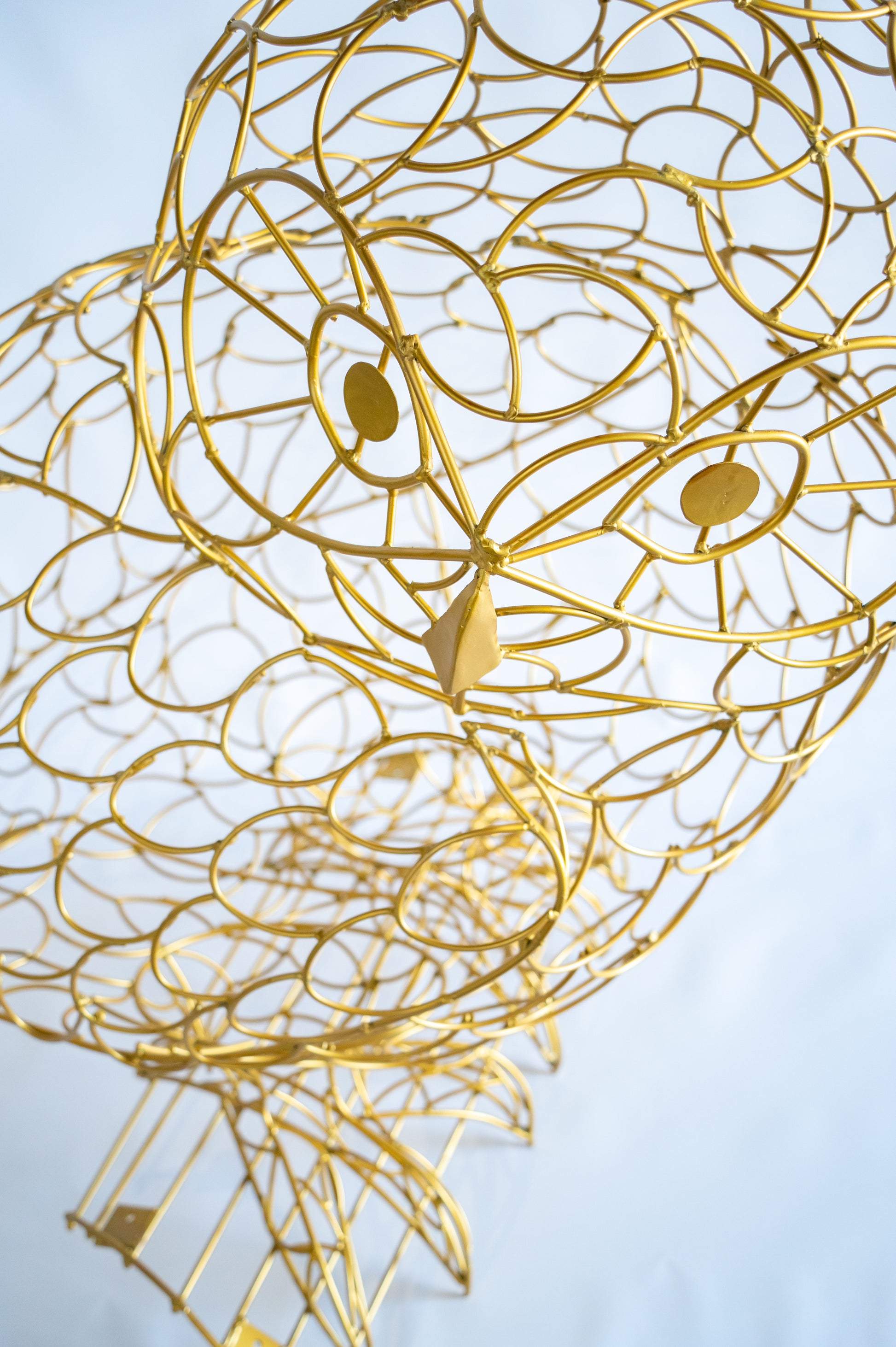 Nahaufnahme goldene Verbindungselemente der Alganic-Lichteule, organisches Drahtdesign